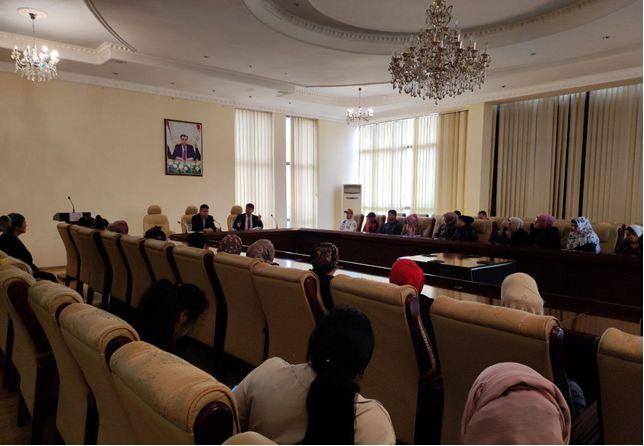 Узбекские дипломаты встретились с соотечественниками в таджикском городе Турсунзода
